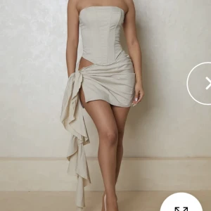 Mars the label set - Tvådelat set, topp och kjol Aldrig använt då storleken inte passade. Skick :(10/10) Storlek : UK size 8, motsvara EU storlek S