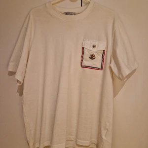 Moncler T-Shirt *HELT NY!* - Säljer en helt ny Moncler T-shirt med qr kod scan!  Toppkvalitet skön och bekväm tröja.  