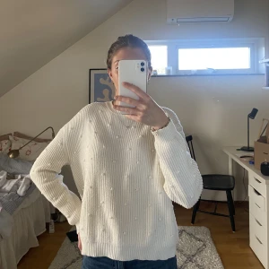 Stickad tröja  - Vit stickad tröja från mango i fint skick.  