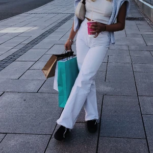 Vita Vida jeans  - Säljer dessa vita zara jeans då jag har ett par extra som är helt oanvända med prislappen kvar 🤌🏼🧚🏼