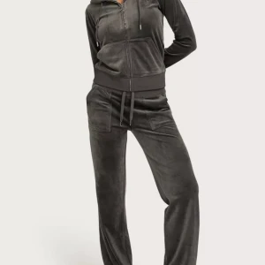 Juicy Couture sett - Säljer mig juicy couture då jag inte använder de (kan säljas separat) säljer de för 650kr då jag vill bara bli av med de, ser ut som nytt, fråga gärna om fler bilder om ni vill ha, byxorna är i S och tröjan i xs