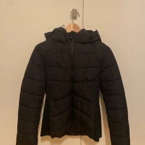 Vinterjacka zara - Fräsch svart jacka från zara köpt förra säsongen.