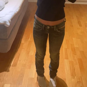 Lågmidjade jeans - Säljer dessa Lågmidjade jeans som är mörk blåa/lite gråa. Knappt använda💗