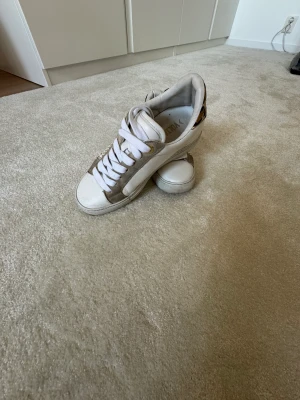 Zadig skor - Jätte coola Zadig sneakers som jag tyvärr har växt ur, bra skick🥰