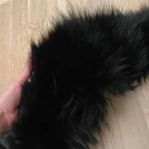 Svart pälskrage - Jätte fin pälskrage i mink. Ej använd. Kan sättas på vilken jacka som helst. Köpt på Garoff. 