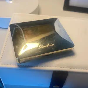 En lite äldre eyeshadow palette från guerlain som har pricey smink och denna köptes för ungefär 700-800 kr då❣️ pris går att diskuteras vid snabb affär 💗