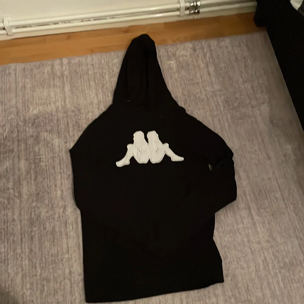 En helsvart kappa hoodie som nästan aldrig är använd och är i helt nyskick. . Tröjor & Koftor.