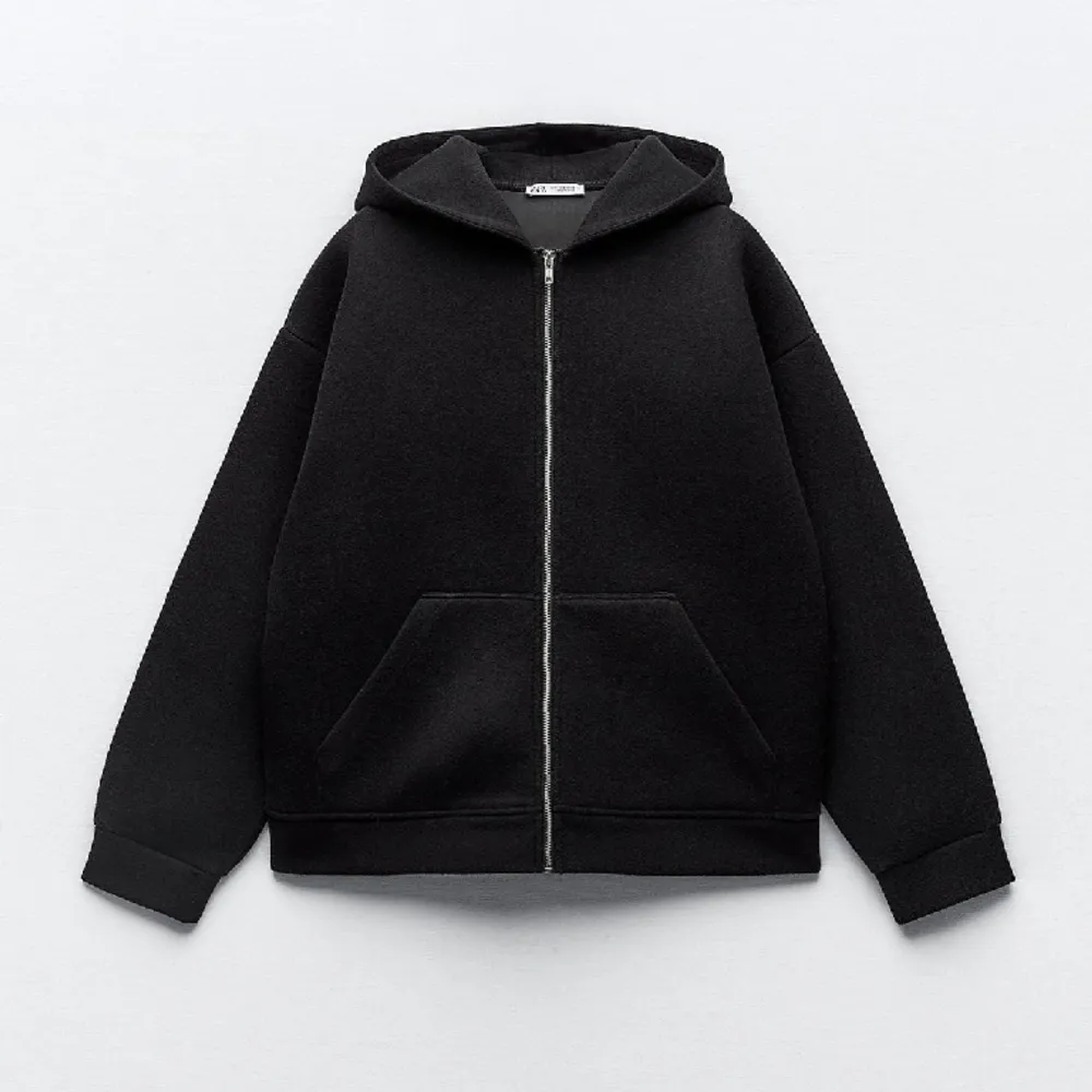 Säljer denna zip hoodie från Zara som är i lite tjockare material. Funkar perfekt som en tunnare jacka/kappa.🤩. Jackor.