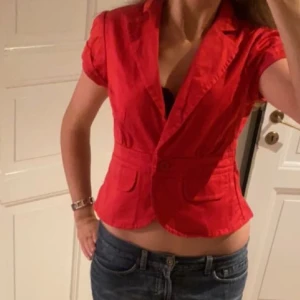 Röd topp - Så snygg röd västaktig kortärmad topp❤️Funkar att ha på egen hand eller med ett linne under. Helt perfekt skick. Strl M. Skriv vid funderingar och kolla in mina andra annonser😇