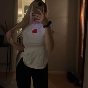 Hugo Boss T-shirt 🤍 - En vit T-shirt ifrån Hugo Boss. Storlek: XS Finns qr-kod 🤍