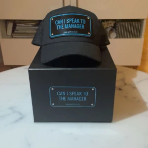 Keps - Hej, jag säljer nu min John hatter  keps då jag inte använt den och den har mest stått i rummet. Använd två gånger så är i nyskick. Box och påse medföljer 