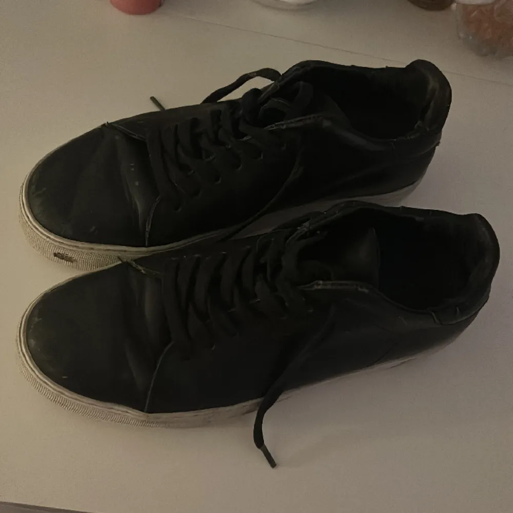 Axel arigato skor, små skavanker och inte i helt nyskick men absolut inget man tänker på🖤(tvättas av innan jag skickar). Skor.