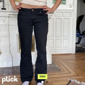 Svarta jeans - Säljer dessa svarta lågmidjade bootcut jeansen pågrund av att dem inte passade. Är köpa här på plick och använda en gång!