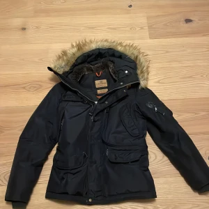 Parajumper jacka - Parajumper jacka. Använd några gånger. Har inga hål eller något. 150-170cm för att den ska passa.