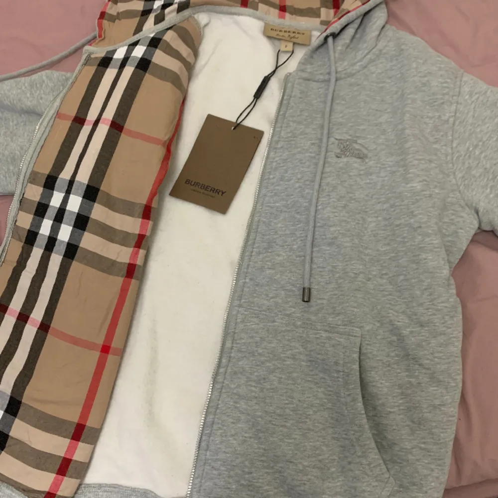 Säljer nu min fina Burberry hoodie då den ej används. Använd ca 1-2 gånger.   Nyskick  Storlek: S. Hoodies.