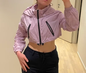 Zara crop top  - säljer den här fett snygga crop top tunnjackan från zara då den inte kommer t användning 
