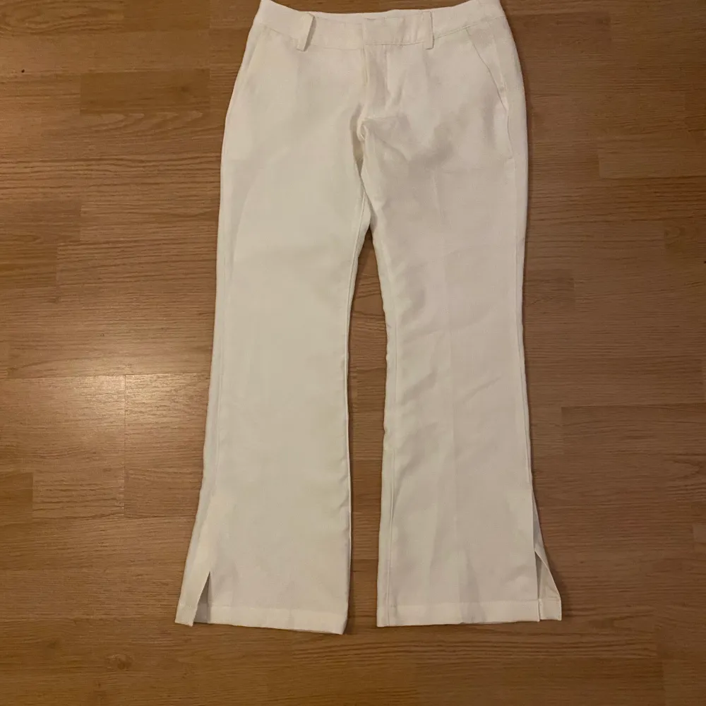 Kostymbyxor, i storlek 32, vita, ifrån bikbok.. Jeans & Byxor.