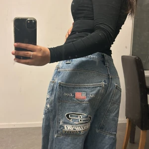 Baggy jeans  - As nice vintage byxor me cool design där bak men de är nog lite för stora på mig då jag är 163cm. Kan pruta  