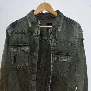 Grön overshirt jacka - Säljer nu denna gröna fashion overshirt jacka med en otrolig design, med snygga distressed mönster. Säljer den då den tyvärr är för stor för mig. Den är i storlek Large i Relaxed Fit. Den är perfekt till våren!