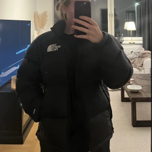 North face puffer jacket  - En skit snygg jacka från North Face i så gott som nyskick. Köptes för 2745kr. Används aldrig. Storlek XXS herrstorlek, men passar mig bra som är 163cm å har S i damstorlek 