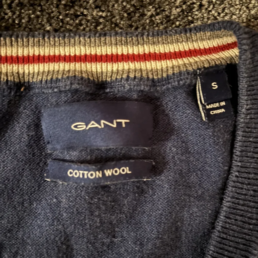Säljer en stickad Gant tröja i skick 9/10. Hör av er om ni har några frågor eller funderingar så ska jag se till att svara så fort som möjligt!. Tröjor & Koftor.