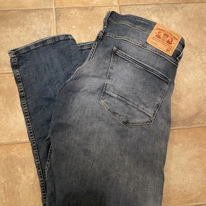 Grant Jeans - Det är ett par jeans från Grant i modell 521or, inte för baggy rätt så raka perfekta till stilar som ”Grish” och ”Stockholmsstil” skriv för fler frågor 😊