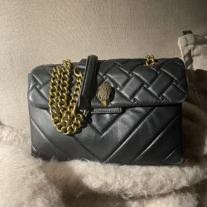 Kurt Geiger väska svart och guld - Svart kurtgeiger väska med guld detaljer!!🩷 Kensington bag, nypris 2555kr