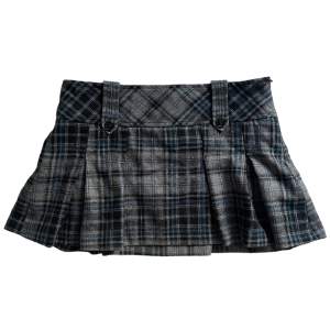 Kort rutig kjol med knappdetaljer, dragkedja på sidan och underkjol 💙i 50% ull! 