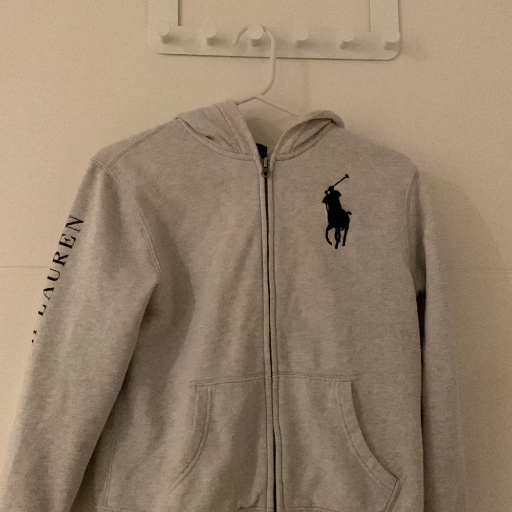 En super fin Ralph lauren kofta. Säljer pga att den blivit för liten för mig. Priset kan diskuteras! . Tröjor & Koftor.