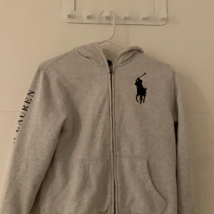 Polo Ralph lauren kofta  - En super fin Ralph lauren kofta. Säljer pga att den blivit för liten för mig. Priset kan diskuteras! 