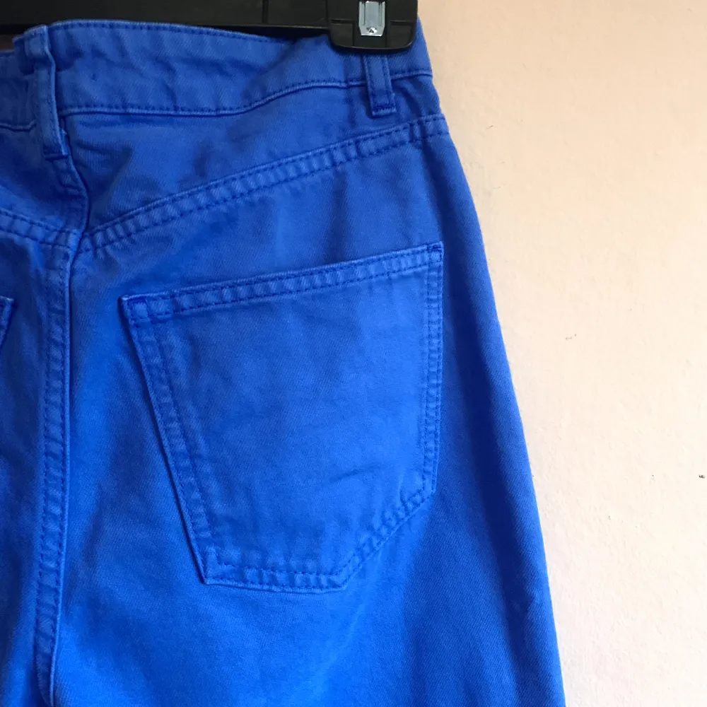 Oanvända kornblå jeans med hög midja från Gina Tricot. Strl 34, midjemått 69 cm, längd mätt från innerben 82 cm 500 kr nypris. Jeans & Byxor.