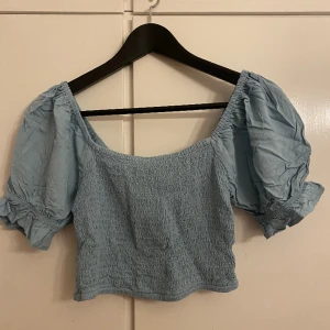 Topp/T-shirt - Jätte fin turkos topp passar med allt och även festligheter men även en vanlig sommardag. Använd två gånger men har blivit för liten nu. Funkar för både xs och s