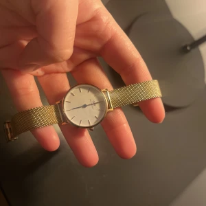 Daniel Wellington klocka - Daniel Wellington klocka i guld. Batteriet är slut men klockan är fortfarande hel