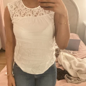Spets tröja från only - Vit spets tröja från only i bra skick pris kan diskuteras 