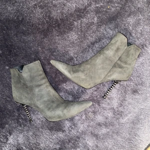 Klackskor | Luciano Barachini - Ett par jättefina gröna klackskor med strasså på klackarna från det dyra märket Luciano Barachini. En av skorna har en fläck på sig, men jag tror att det kanske kan gå bort i tvätten! pris kan diskuteras.