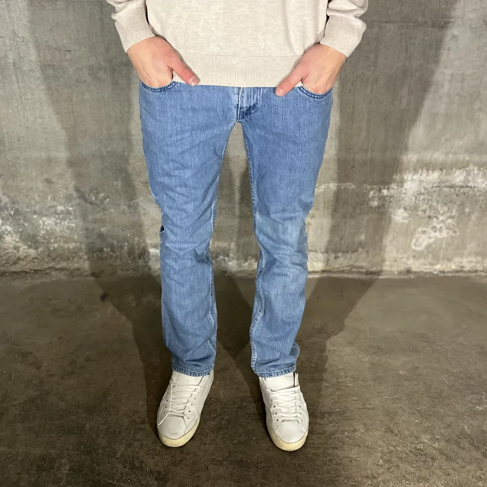 Levi’s jeans 511 i färgen blå. Storlek 30/30 och modellen på bilden är 178 cm. Fint skick, nypris 1099, köp för endast 299kr.  Fast pris gäller🤝. Jeans & Byxor.