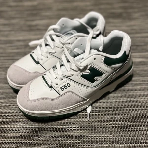New balance 550 - Helt nya New balance 550 ”White Green” Billigaste på plick i detta skick!