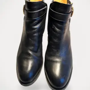 Boots från Novita.  Storlek: 39 Material: Läder Använd, men utan anmärkning.  Kommentar från säljaren: Klack 7 cm