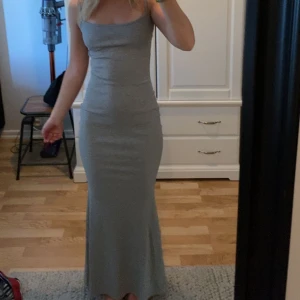 Design by sí klänning  - Den poulära klänningen från design by sí😽kommer inte till användning, bara använt en kväll! Nyskick 