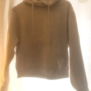 Beige hoodie - Jättefin beige hoodie från Lindex, den ser gul ut på bilden men de är bara min kamera. Ganska kort i modellen men sitter bra på mig som brukar ha s i tröjor. Pris kan diskuteras❣️ny pris 399