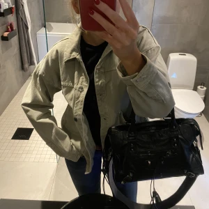 Vårjacka - Säljer min fina jeansjacka från Zara! Inga defekter eller annat slitage🤗