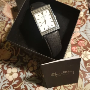 Efva Attling klocka "George" Unisex - Stilig klocka i mycket fint skick, inga repor eller skador. Nytt batteri behövs. Originalask och äkthetsintyg medföljer. 