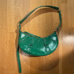 Säljer denna gröna väska från stradivarius då den aldrig har kommit till användning. 