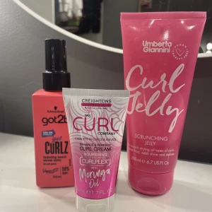 Olika curly gels/creams - Säljer då jag inte har lockigt/mycket vågor i håret. Knappt använda och är nästan fulla i alla 3. 2st är veganska.  Säljer alla för 50kr. 1 för 20kr, 2 för 40kr. 
