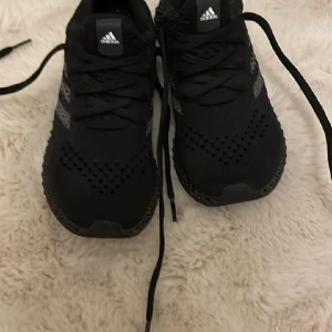 Adiddas skor - Jättefina Adiddas skor i syl 37 1/3. Använda endast 1 dag