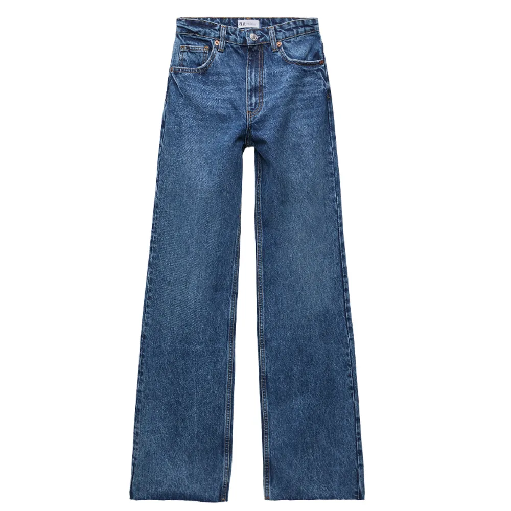 Supersnygga wide fit jeans från Zara i en mörkblå tvätt🌟 Stl 36, ”full length” Säljer pga kommer inte till användning längre Mycket fint skick då de är sparsamt använda🌟. Jeans & Byxor.