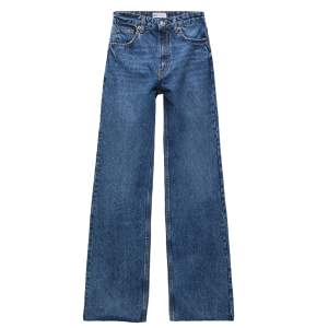 Supersnygga wide fit jeans från Zara i en mörkblå tvätt🌟 Stl 36, ”full length” Säljer pga kommer inte till användning längre Mycket fint skick då de är sparsamt använda🌟