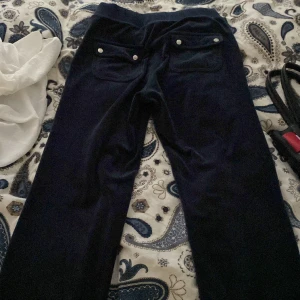 Juicy couture  - Juicy byxor, fint skick  Säljer för att dem  inte kommer till npn användning längre. Kan ockås bytas mot vita juicy byxor storlek xs 