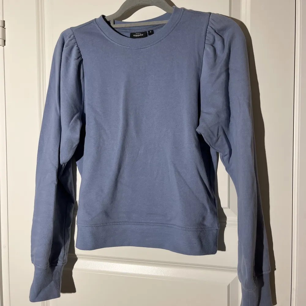 Tjockare långärmad tröja m söta detaljer på axlarna. Färgen syns inte jättebra, den är mer ljusblå/smutsblå. Använd typ en gång så topp skick! . Tröjor & Koftor.