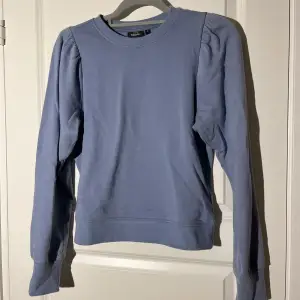 Tjockare långärmad tröja m söta detaljer på axlarna. Färgen syns inte jättebra, den är mer ljusblå/smutsblå. Använd typ en gång så topp skick! 